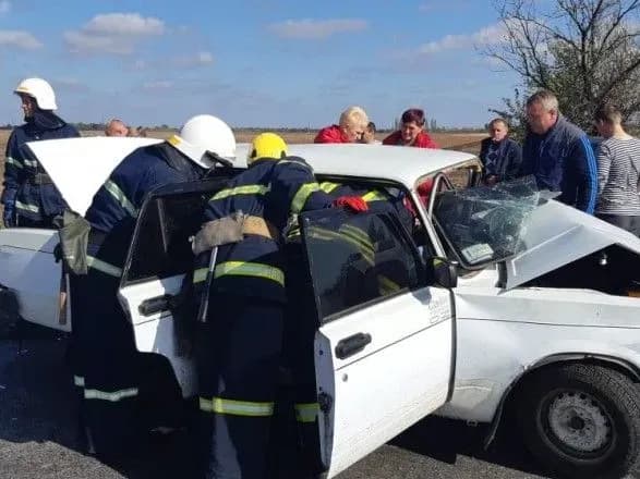 na-mikolayivschini-vodiya-zatislo-v-avtivtsi-vnaslidok-lobovogo-zitknennya-3-mashin