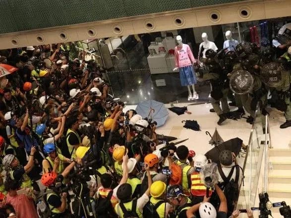 u-gonkonzi-protestuyuchi-vlashtuvali-aktsiyi-protesti-u-trts