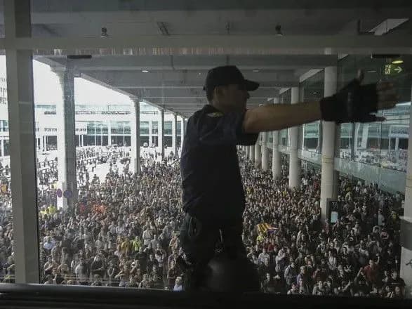 schonaymeshe-10-osib-postrazhdali-pid-chas-protestiv-v-aeroportu-barseloni