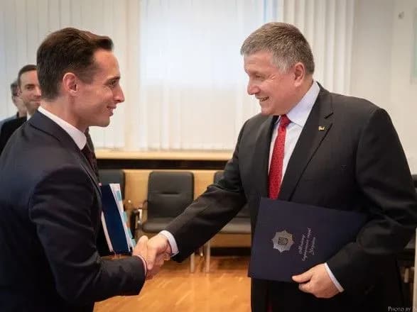 avakov-obgovoriv-z-frantsuzskim-ministrom-vzayemoviznannya-vodiyskikh-posvidchen-z-frantsiyeyu