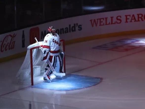 shosta-peremoga-vivela-karolinu-v-lideri-nkhl