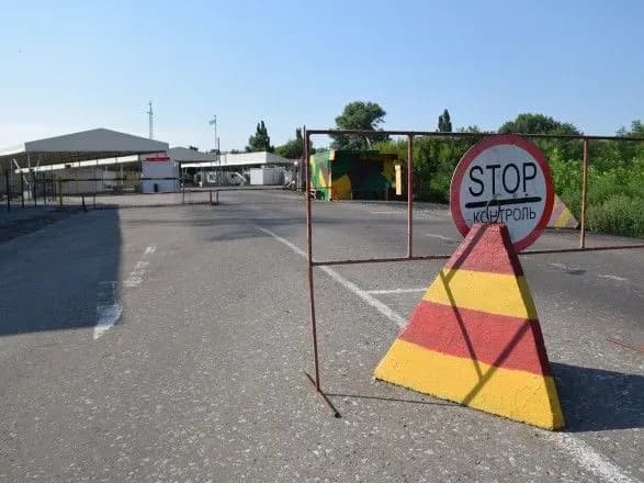 na-kpvv-na-donbasi-v-chergakh-zastryagli-260-avtomobiliv