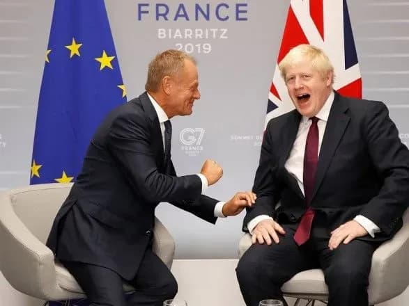 dzhonson-napraviv-tusku-dekilka-listiv-v-odnomu-z-yakikh-pidtverdiv-vidstrochku-brexit-a-v-inshomu-nazvav-tse-pomilkoyu