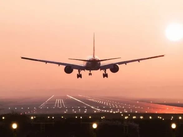 u-yaponiyi-ekstreno-prizemlivsya-litak-z-visokoposadovtsem-scho-yikhav-na-intronizatsiyu-narukhito