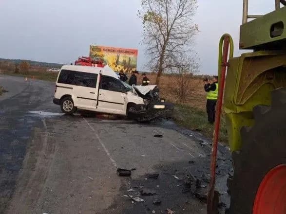 na-rivnenschini-legkovik-zitknuvsya-z-kombaynom-ye-zagibliy