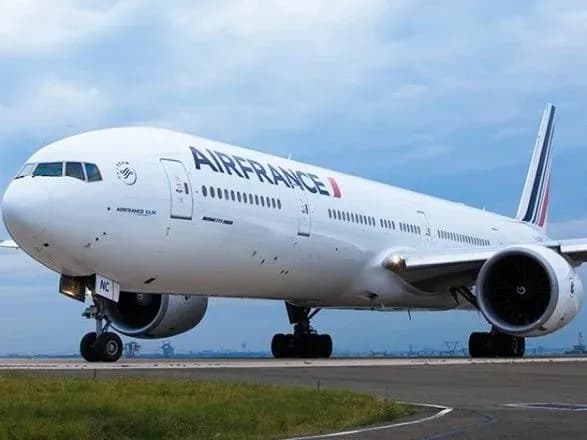 u-tokio-zdiysniv-avariynu-posadku-layner-z-pasazhirami-yaki-pribuli-na-intronizatsiyu-imperatora