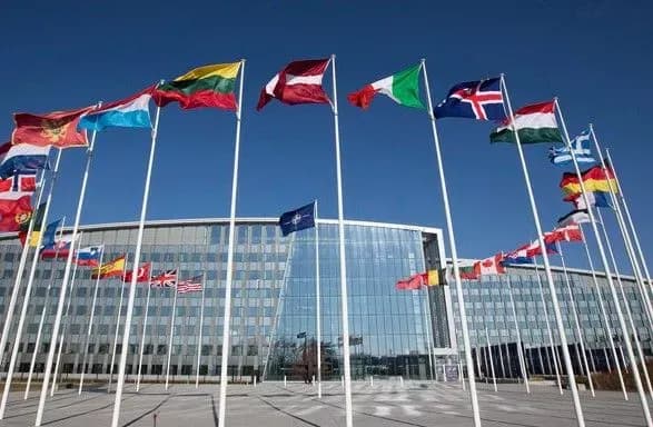 ministr-oboroni-virushiv-do-shtab-kvartiri-nato