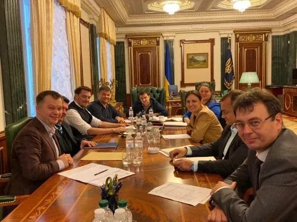 zelenskiy-doruchiv-skorotiti-u-byudzheti-2020-vidatki-na-utrimannya-chinovnikiv-na-10