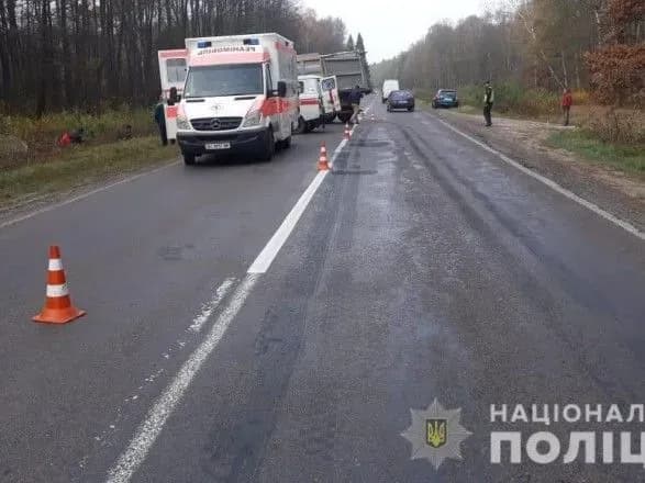 na-volini-zitknulisya-vantazhivka-ta-legkovik-zaginula-lyudina