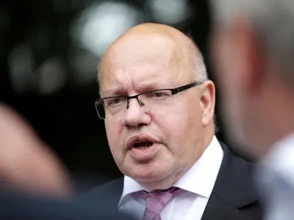 nimetskogo-ministra-ekonomiki-gospitalizuvali-pislya-padinnya-zi-stseni