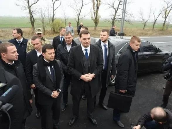 zelenskiy-i-goncharuk-proinspektuvali-trasu-na-mariupol