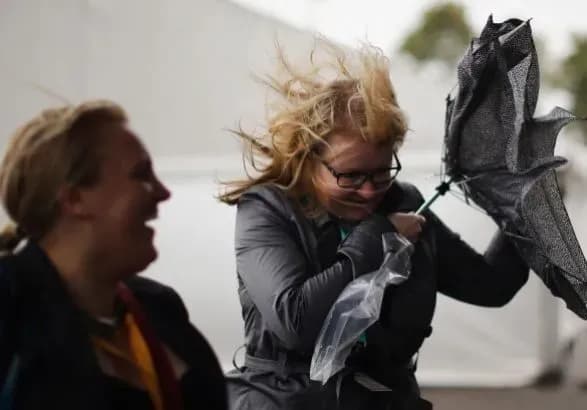 na-frantsiyu-nasuvayetsya-shtorm-ameli