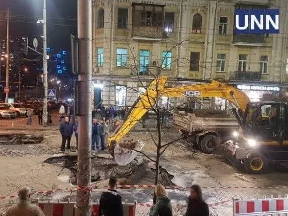 masshtabniy-proriv-trubi-u-kiyevi-pereboyiv-u-postachanni-vodi-ne-bude