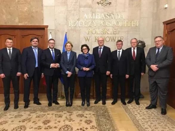 kerivnitstvo-radi-poprosilo-posliv-zi-skhidnoyi-yevropi-dbati-pro-ukrayinskikh-zarobitchan