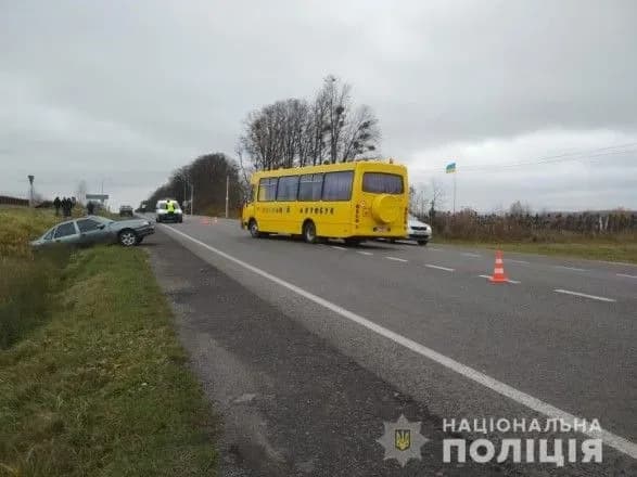 na-lvivschini-shkilniy-avtobus-potrapiv-u-dtp-desyat-ditey-gospitalizovano