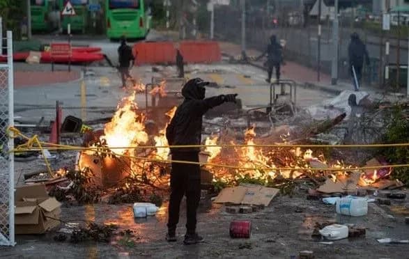 u-gonkonzi-cherez-protesti-zakrili-shkoli-ta-universiteti