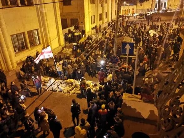 protesti-bilya-parlamentu-gruziyi-nich-proyshla-spokiyno
