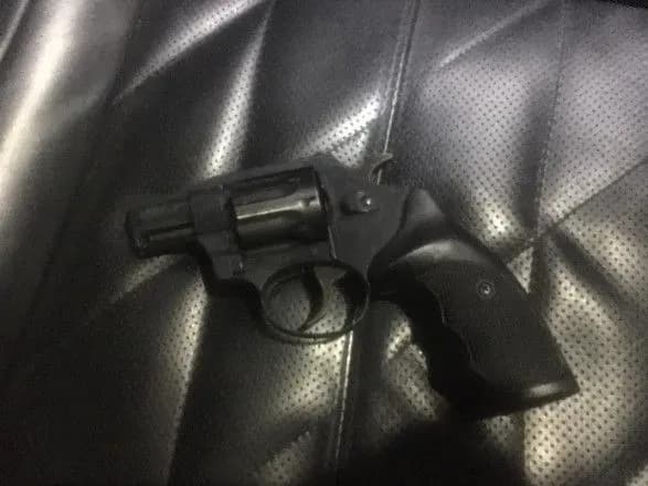 ukrayinets-khotiv-vivezti-do-polschi-revolver