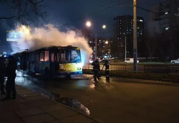 u-lvovi-na-zupintsi-zgoriv-troleybus