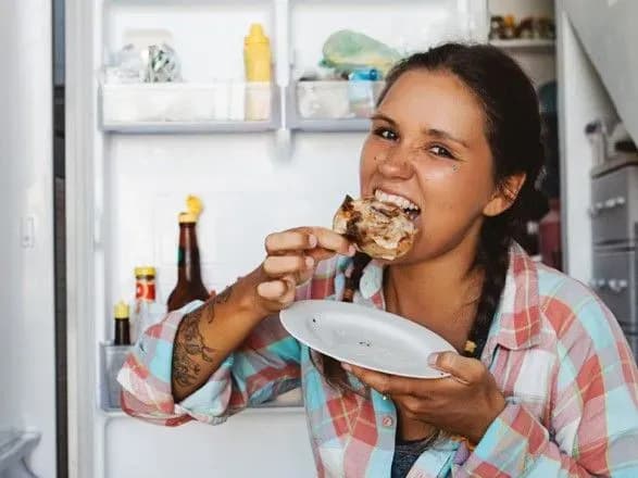 diyetolog-rozpovila-yak-nestacha-snu-vplivaye-na-apetit