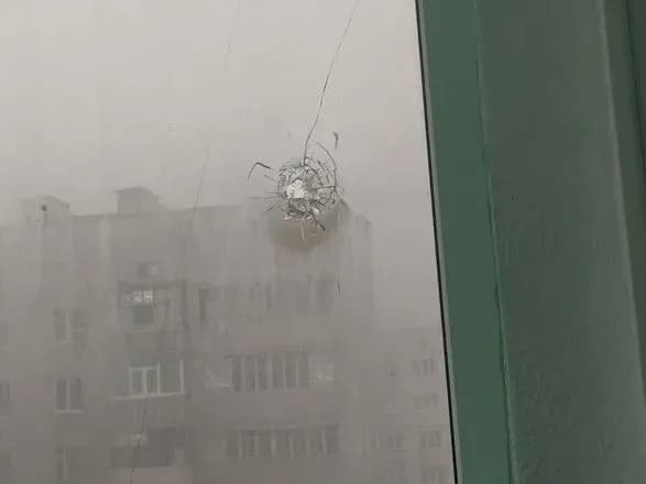 u-sumakh-cholovik-potsiliv-u-chuzhiy-balkon-strilyayuchi-u-ptashine-gnizdo