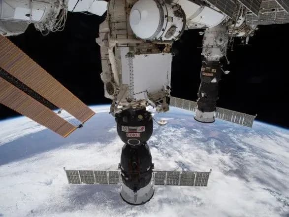 vantazhniy-korabel-progers-ms-12-vidstikuvavsya-vid-mks-ta-zgorit-u-sharakh-atmosferi