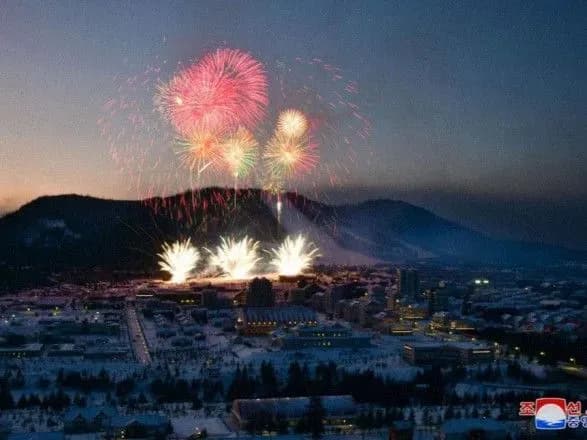 tvortsi-chudes-i-podvigiv-lider-pivnichnoyi-koreyi-urochisto-vidkriv-nove-misto