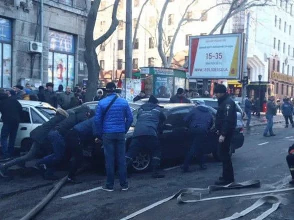 v-odesi-lyudi-vidshtovkhuvali-avto-schob-do-palayuchogo-koledzhu-mogli-pidyikhati-pozhezhniki