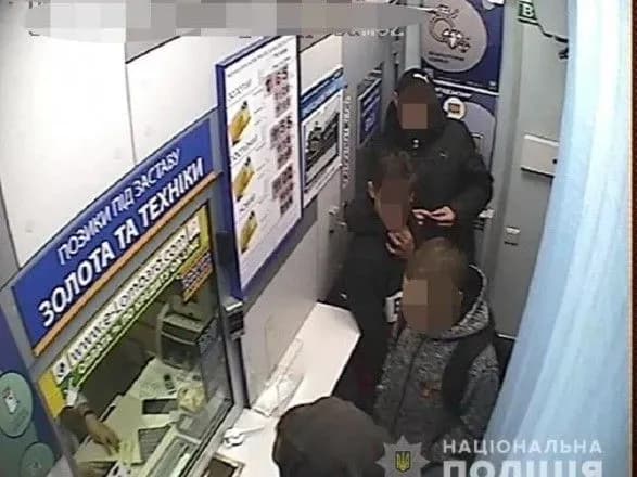 dvoye-pidlitkiv-u-kiyevi-pograbuvali-14-richnogo-khloptsya