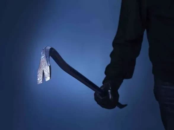 na-donechchini-cholovik-montirovkoyu-zabiv-podruzhzhya