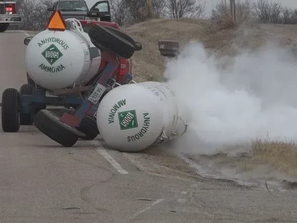 u-meksitsi-pyatero-lyudey-zaginuli-cherez-vitik-amiaku-z-avtotsisterni