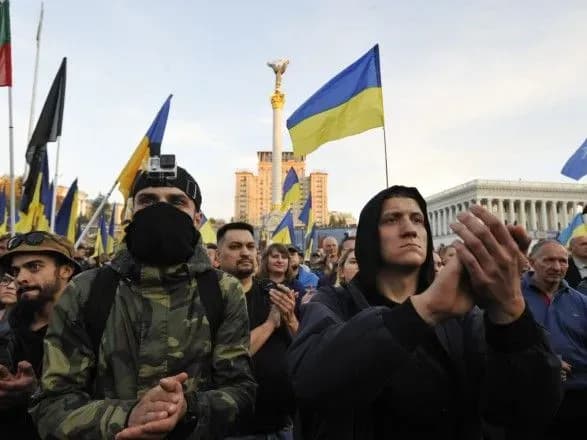 pered-normandskim-samitom-pid-ofisom-prezidenta-pochalas-visadka-na-bankovi