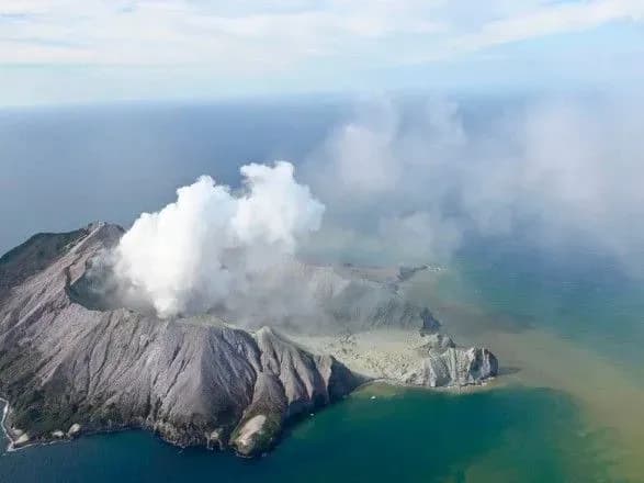 u-noviy-zelandiyi-cherez-viverzhennya-vulkanu-zaginula-odna-lyudina