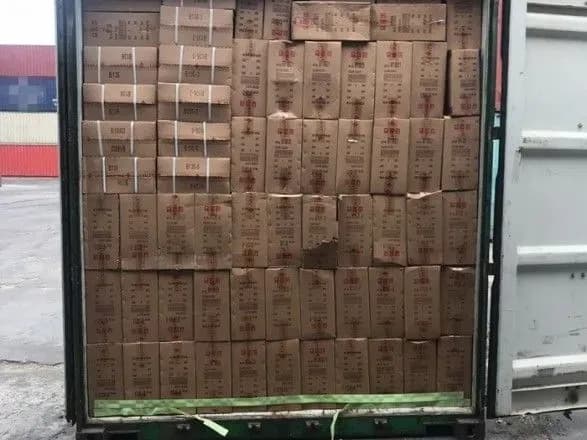 v-odesu-namagalis-nelegalno-zavezti-30-tonn-brendovogo-odyagu-ta-tekhniki