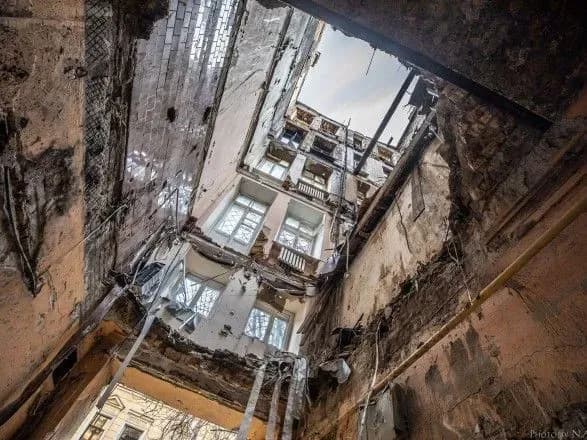 roboti-z-demontazhu-konstruktsiy-v-odeskomu-koledzhi-zupinili-cherez-tuman