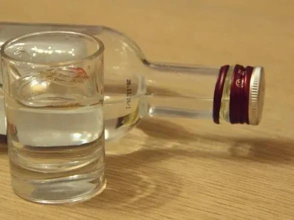 na-khmelnichchini-grupi-osib-povidomili-pro-pidozru-za-vigotovlennya-ta-prodazh-falsifikovanogo-alkogolyu