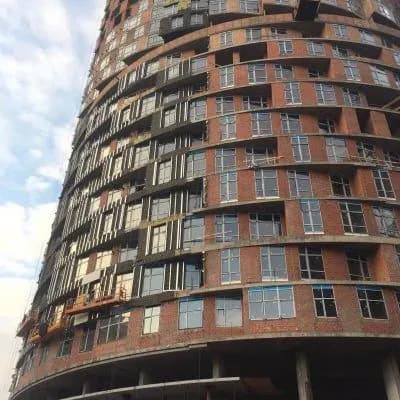 zabudovnik-pokazav-yak-vidbuvayetsya-zvedennya-zhk-mirax