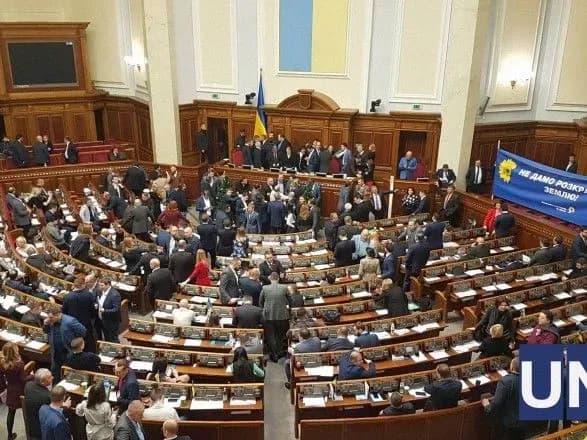 fraktsiya-batkivschina-zablokuvala-prezidiyu-radi-pid-chas-perervi