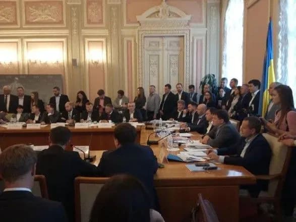 u-agrokomitet-prinesli-stos-paperiv-z-pravkami-priynyali-pershu-z-nikh