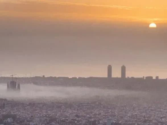 u-budinku-bilya-barselonskogo-soboru-sagrada-familiya-stalasya-pozhezha-26-postrazhdalikh