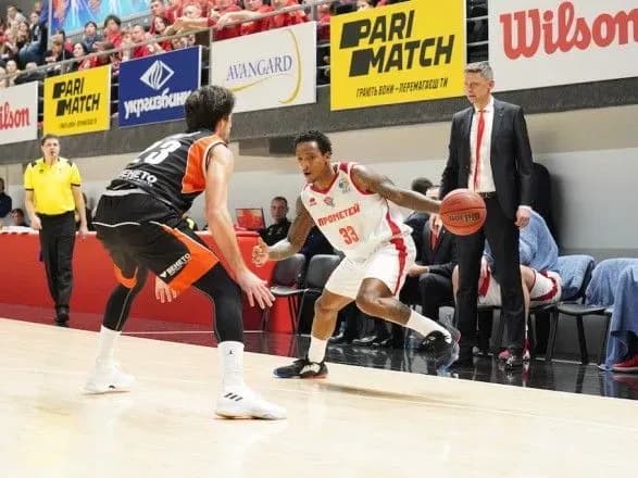 cherkaski-mavpi-zavdali-chetvertoyi-porazki-lideru-superligi