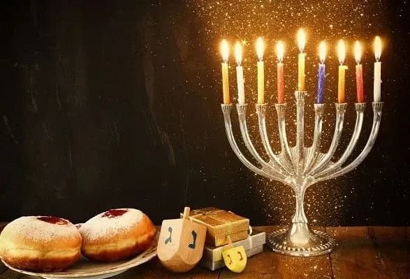 yudeyi-sogodni-pochinayut-svyatkuvati-khanuku