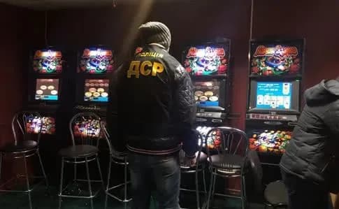 v-ukrayini-zakrili-ponad-5-3-tis-nelegalnikh-gralnikh-zaliv-premyer-ministr