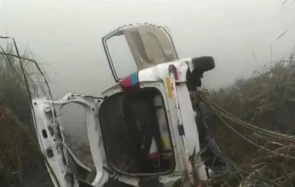 v-indiyi-vnaslidok-padinnya-minivena-v-kanal-zaginuli-shestero-osib