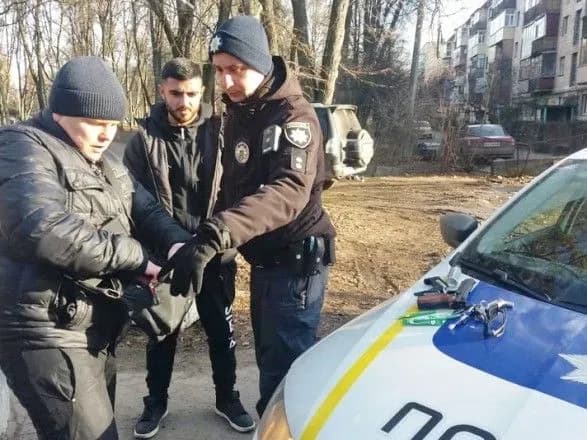 u-poltavi-bilya-sudu-zatrimali-nevidomogo-zi-zbroyeyu-ta-narkotikami
