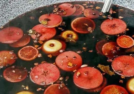 u-tsentri-kiyeva-pyaniy-cholovik-perekinuv-chani-z-glintveynom-postrazhdala-prodavchinya