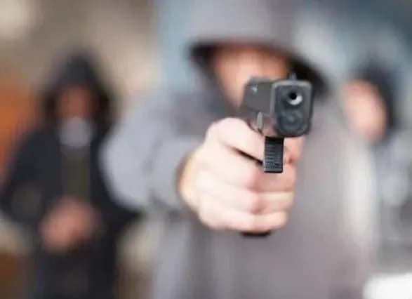 v-odesi-cholovik-vlashtuvav-strilyaninu-iz-vikna-bagatopoverkhivki-1