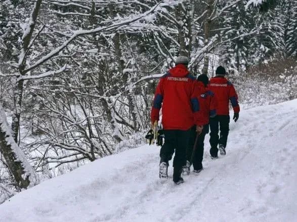 dvoye-turistiv-zi-stolitsi-zablukali-pid-chas-spusku-z-goverli