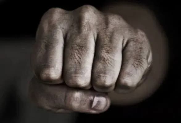 cholovika-na-zakarpatti-do-smerti-pobili-na-vlasnomu-podviryi