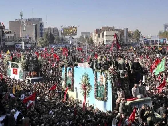 smertelna-tisnyava-pid-chas-pokhoronu-vbitogo-ssha-iranskogo-generala-schonaymenshe-35-zagiblikh